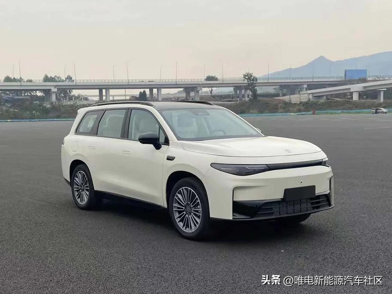 零跑C16登陆工信部[思考]
车身尺寸4915×1905×1770mm，轴距28