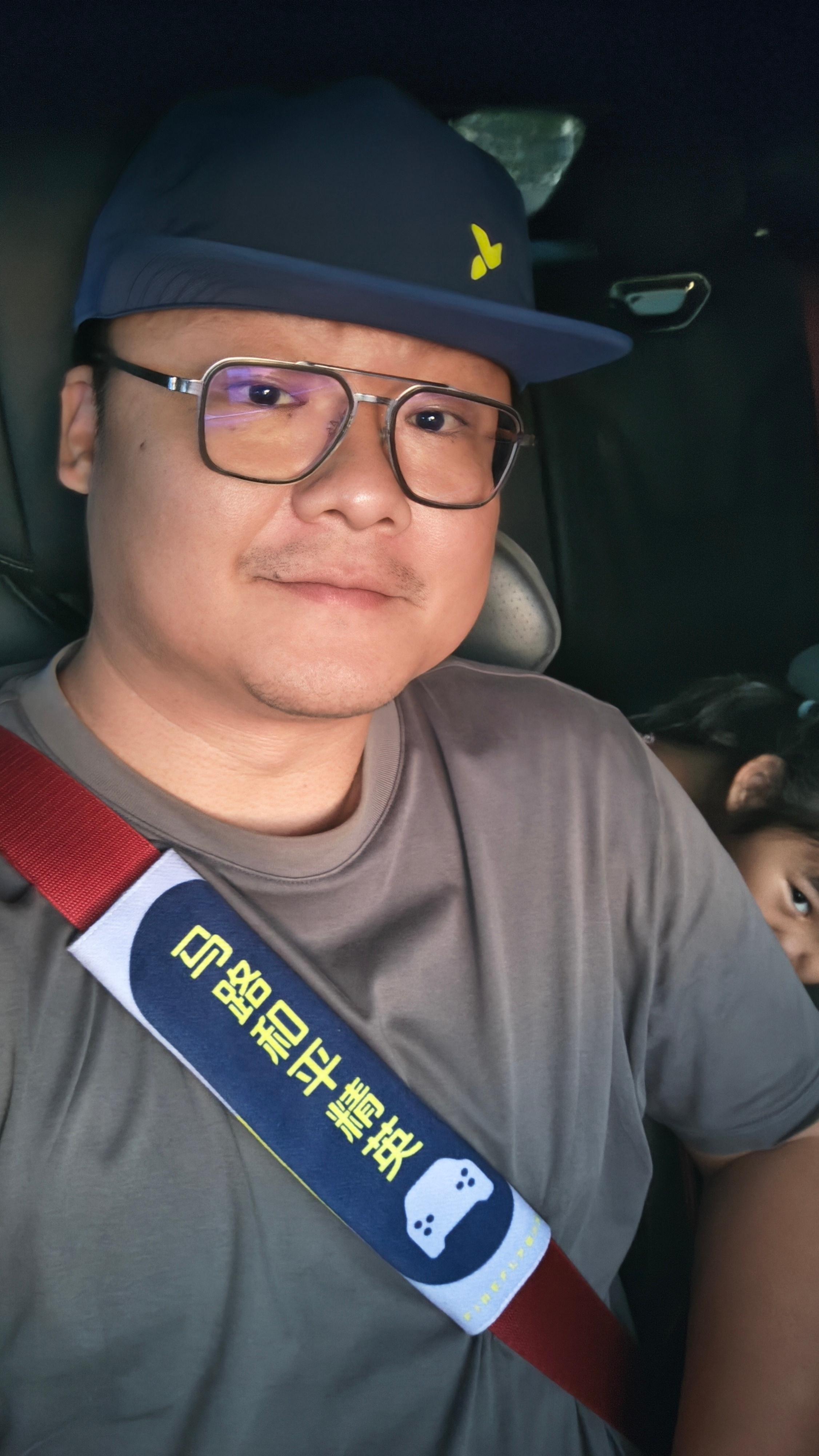 哈哈哈哈，萤火虫这个护肩放在路特斯上也挺好看。新能源汽车 ​​​