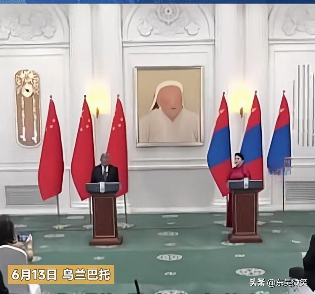 蒙古国高高挂起的成吉思汗相片，
成吉思汗，中国元朝的太祖，蒙古国的国父。