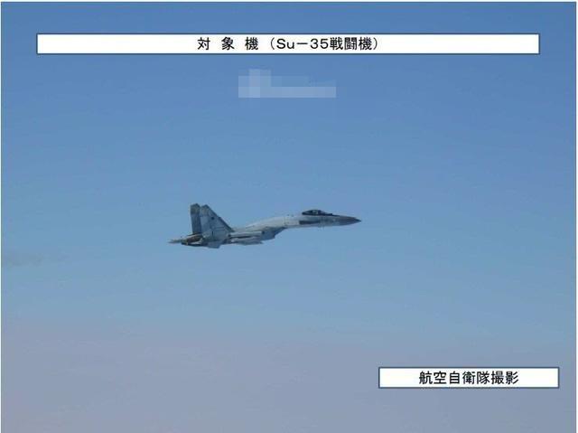 俄军远程航空兵出动图-95MS战略轰炸机，搭配苏35战机护航，在日本海国际空域完