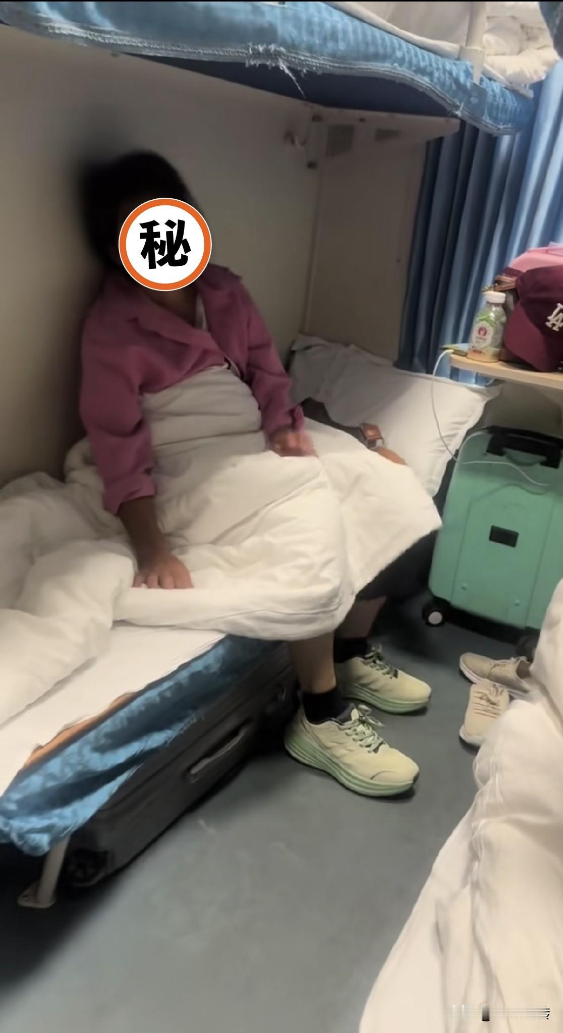 有一次坐火车回家，有幸买到一张下铺的床位。
后面上来的中铺是一位带着七八岁男孩子
