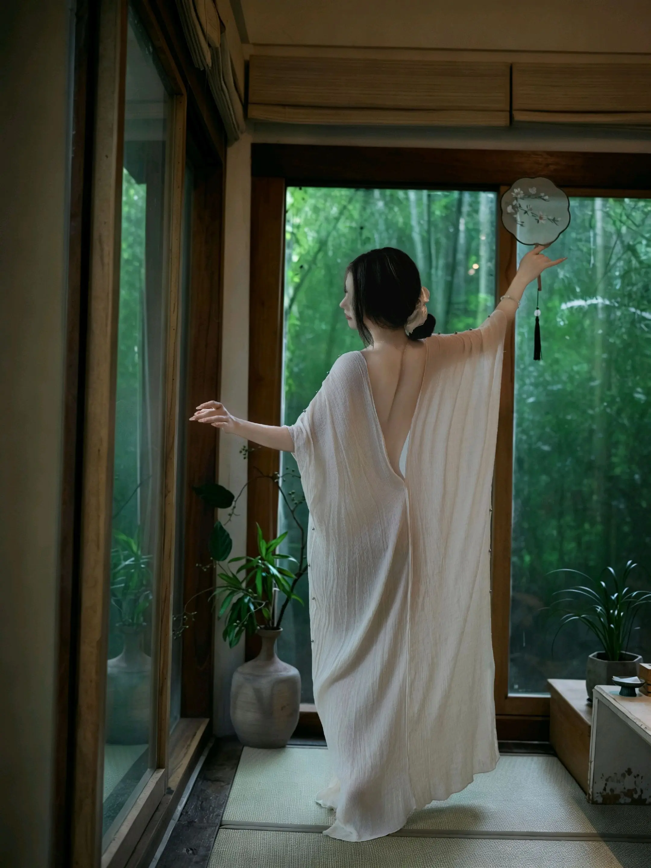 女摄茶室约拍。空山新雨后，天气晚来秋