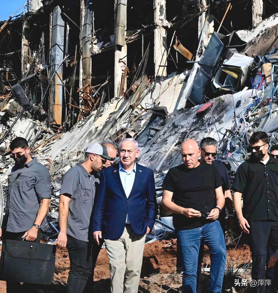 内塔尼亚胡视察遇袭现场，废墟前的强硬姿态
 
在一片被彻底摧毁的建筑废墟前，内塔