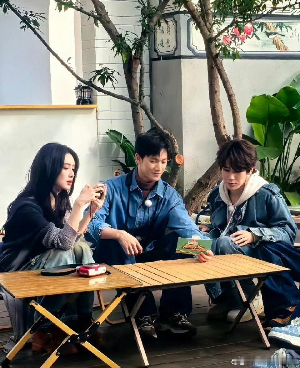 张真源 孟子义李昀锐专属水印 ，楼里是爱情水印就算了，张哥怎么出楼也是爱情水印啊