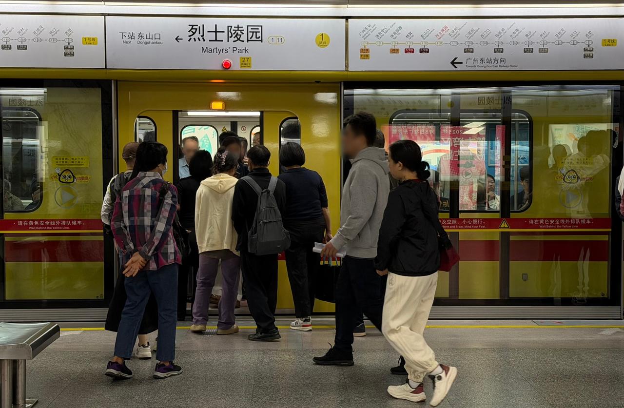 “先下后上，有序乘车” 是不变的文明约定！列车开门后，请先让车内乘客下车，再有序