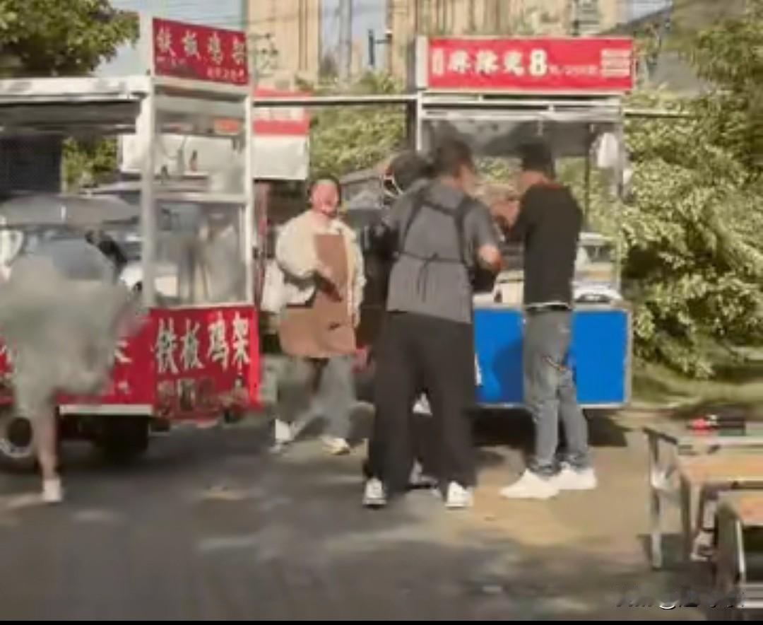 这女子怎么能这样干呢？
把自己内裤直接脱下来套人家脑袋上，这是什么作风呢？
就是