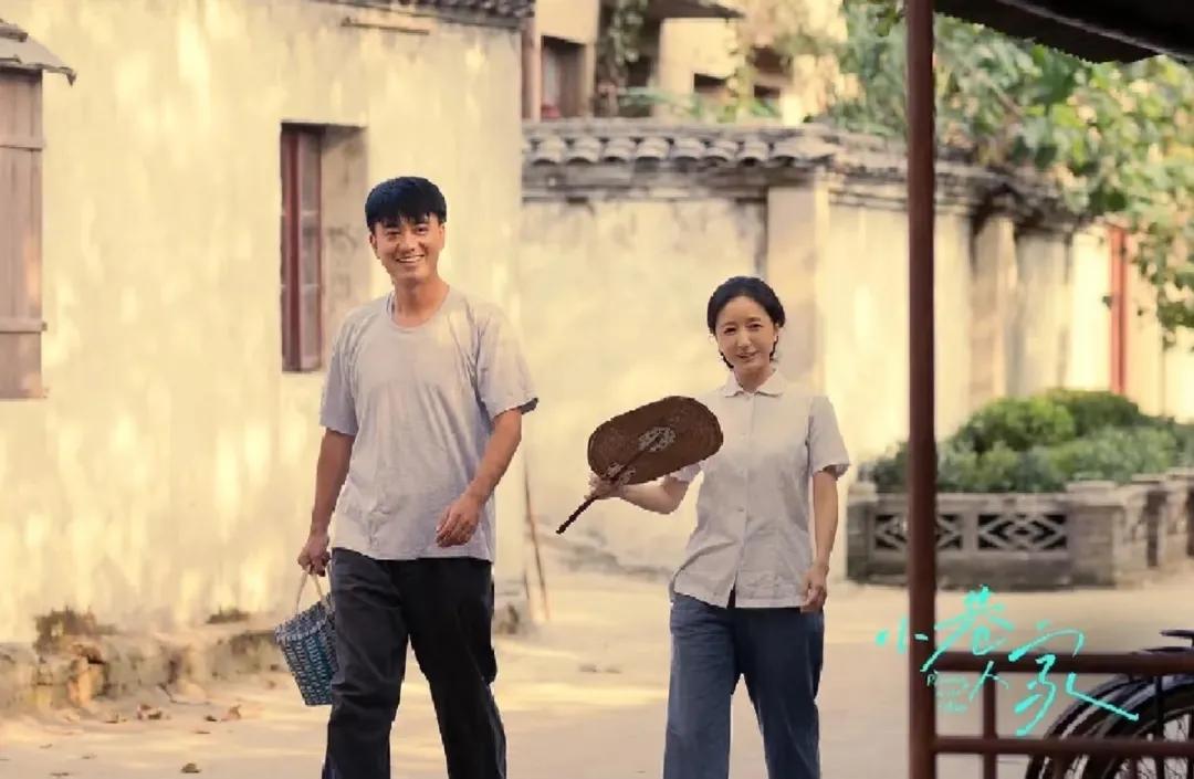 重看《小巷人家》，老吴家看着好像真还行——有木工手艺，能凑齐结婚要的36条腿，棉