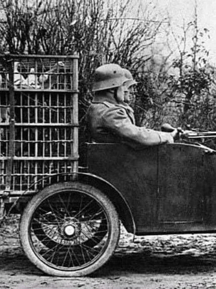 一战，德军的鸽子载运车。 战场无线电有的时候会因为各种原因无法通畅使用...