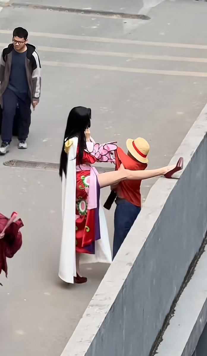 路飞把汉库克惹生气，差点在活动现场挨上实打实的芳香脚  海贼王
