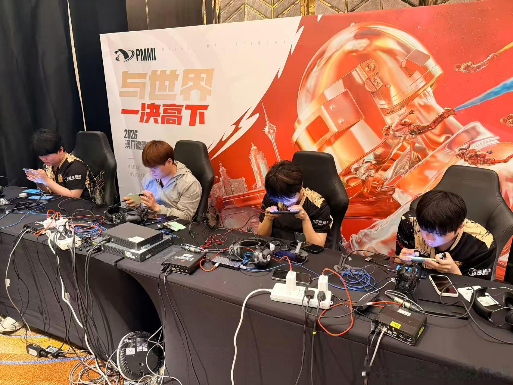 澳门邀请赛今日开赛赛事火热开打，选手们全力发挥，团队配合与极限操作频出，静待赛场