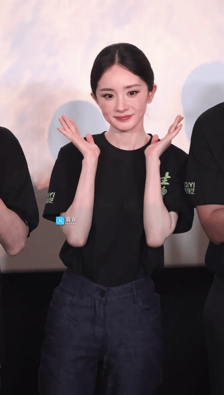 杨幂生万物看片会生图状态，现场还和房主任梦幻联动了，8月13日一起来看宁绣绣🥰