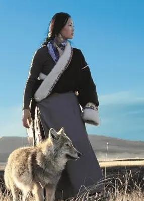 导演亦风说，当盗猎者扑过来的时候，我吓坏了，抛弃了李微漪，也抛弃了狼王格林，疯狂