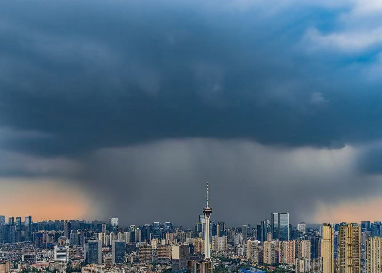 成都暴雨成都暴雨哗哗哗随手拍天气 ​​​