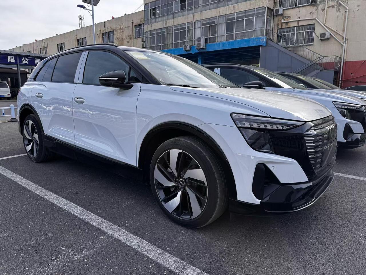 奥迪Q5
e-tron 3675四驱 光耀型
白车黑顶
6座
机甲套装，锦衣套装