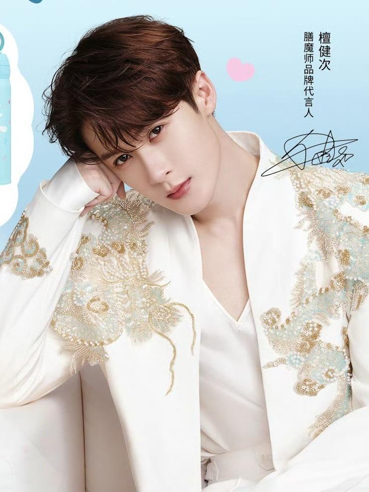 膳魔师每次的海报是来宣传代言人的 