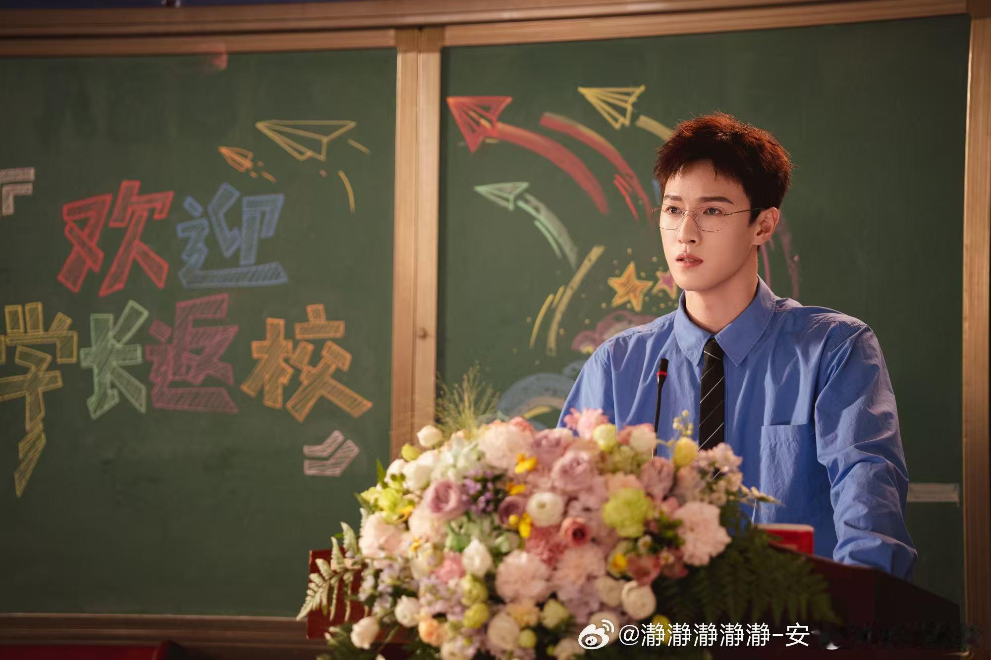 李昀锐伞下是没有雨的世界 隔着雨雾看撑伞的李昀锐，安静又美好，仿佛世间纷扰都与他