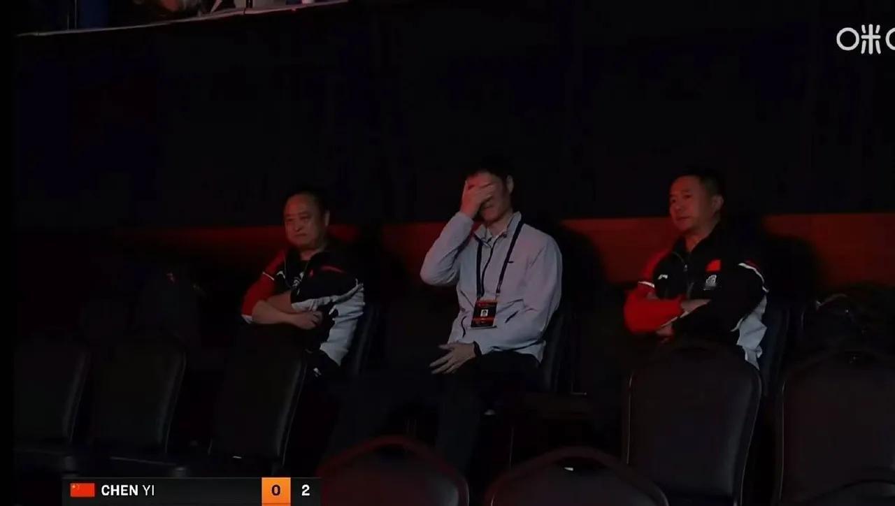 WTT香港总决赛，乒协主席王励勤观看陈熠和陈幸同的内战比赛，陈熠发挥的好4一1击