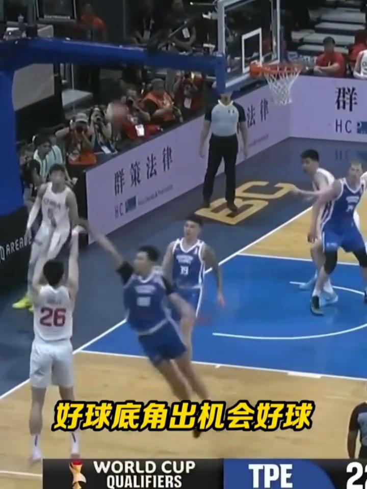 国家队生涯最强一战：朱俊龙10中7&5记三分射落19分。
底角出机会，这边接挡拆