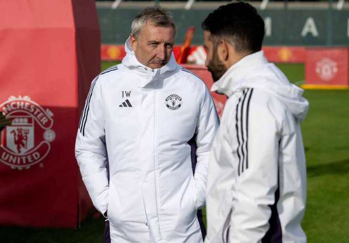 电讯报JD🚨阿莫林被认为受到了内部压力，要求他将备受争议的 3-4-2-1 阵