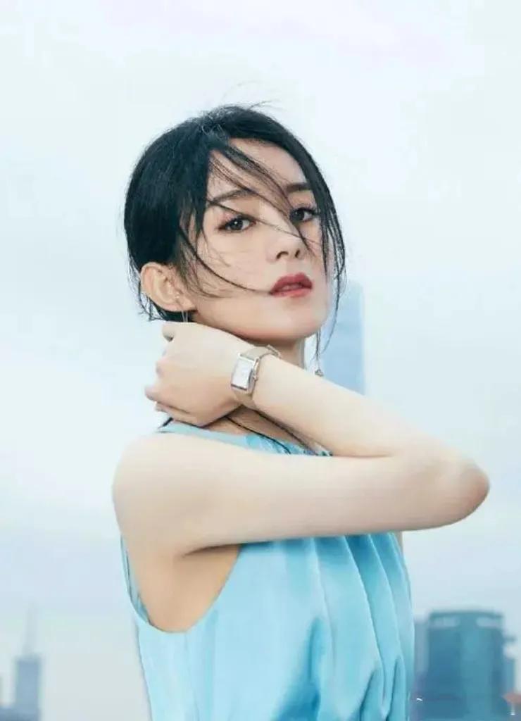 国庆佳节，跟随赵丽颖的脚步，走进彩云之南——云南。品味地道美食，领略独特风情，与
