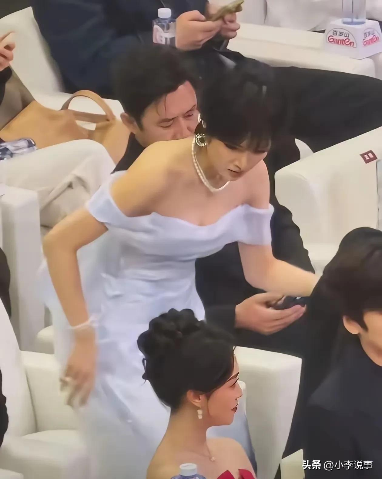 全网红毯都在拼命露，
唯独姚安娜反着来。
 
这条裙子领口看着偏低，大幅度俯身鞠