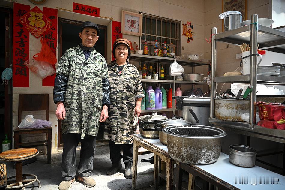 2003年，一对夫妇求助早点铺老板，希望能借用炉灶给孩子做顿饭，老板心酸不已，二