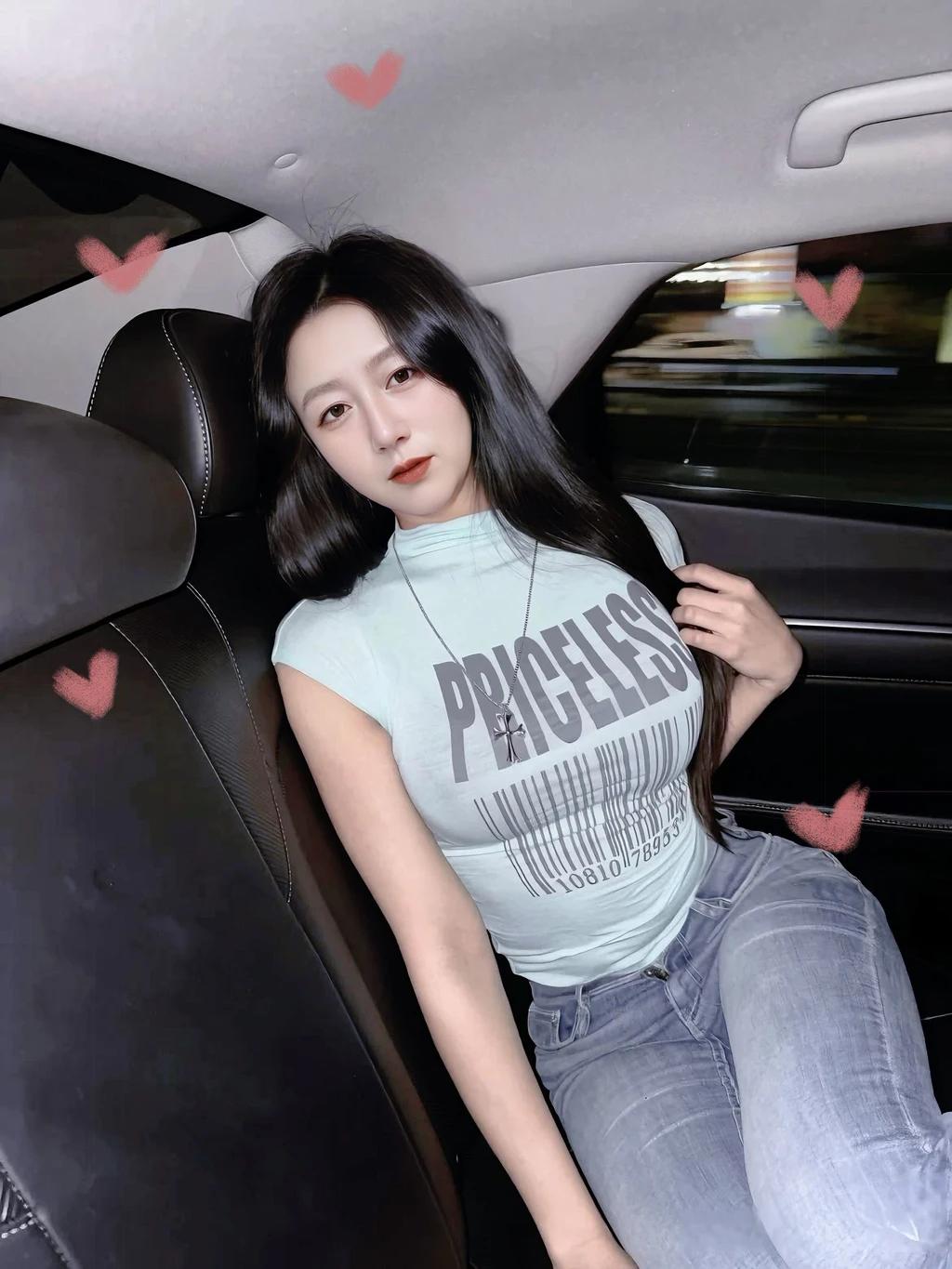 姐姐说，还是待在车里舒服