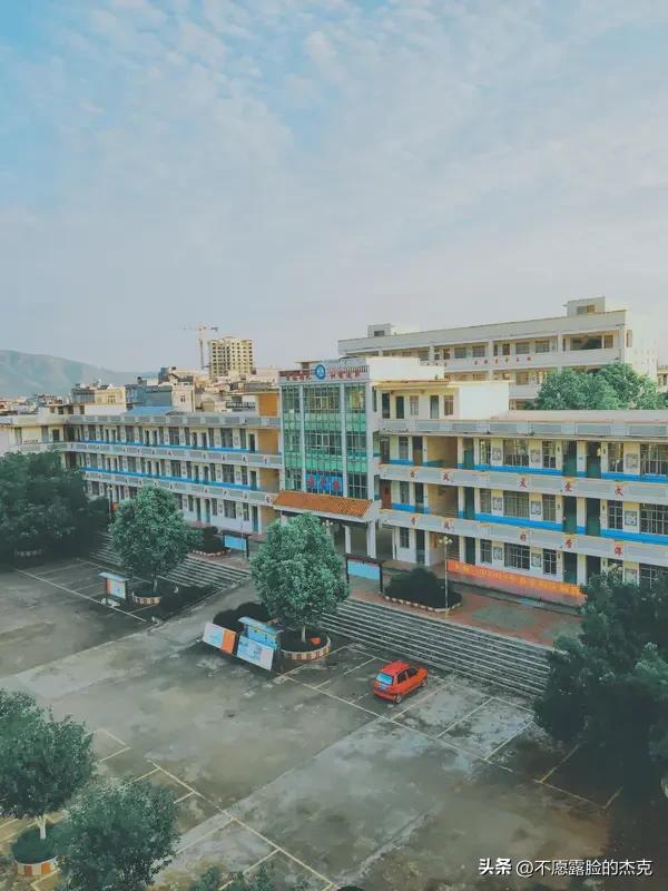 教育反思录（1009）
学校里
有点职务的人
都不上课了
于是
老师们的心不稳了