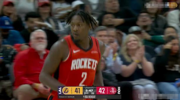 火箭大将芬尼-史密斯真是太让人惊喜了！在今天火箭主场迎战湖人的比赛中，目前两队的