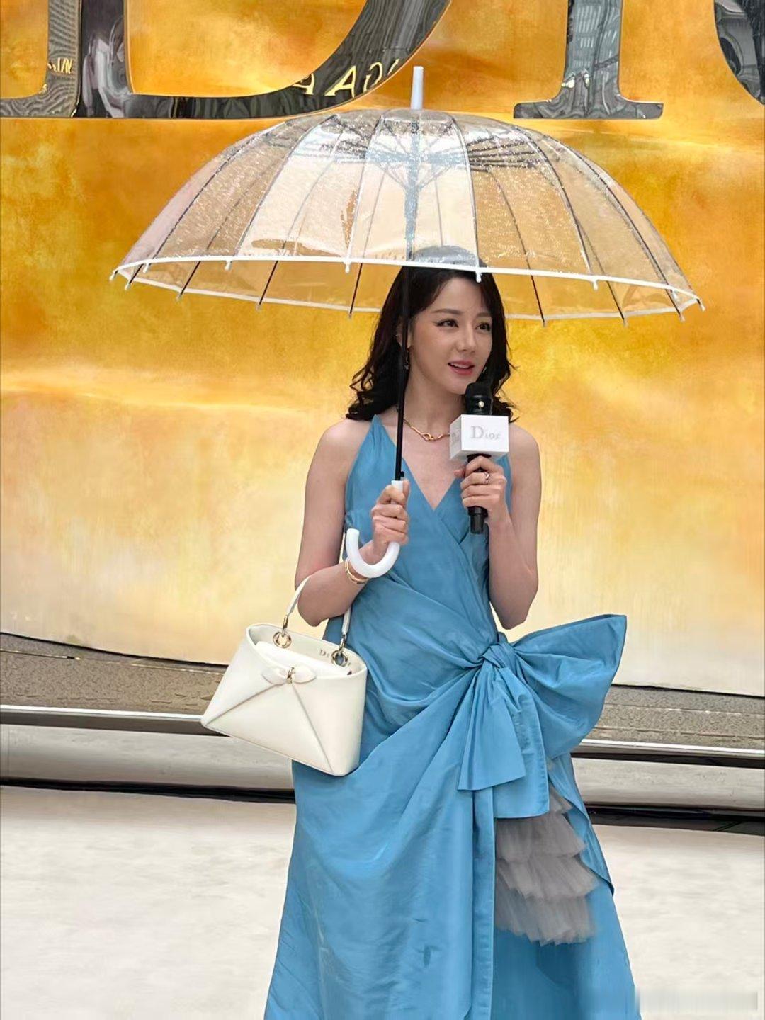 迪丽热巴蓝裙造型亮相南京 迪丽热巴南京活动这身蓝裙好好看，雨中撑伞气质温柔，生图