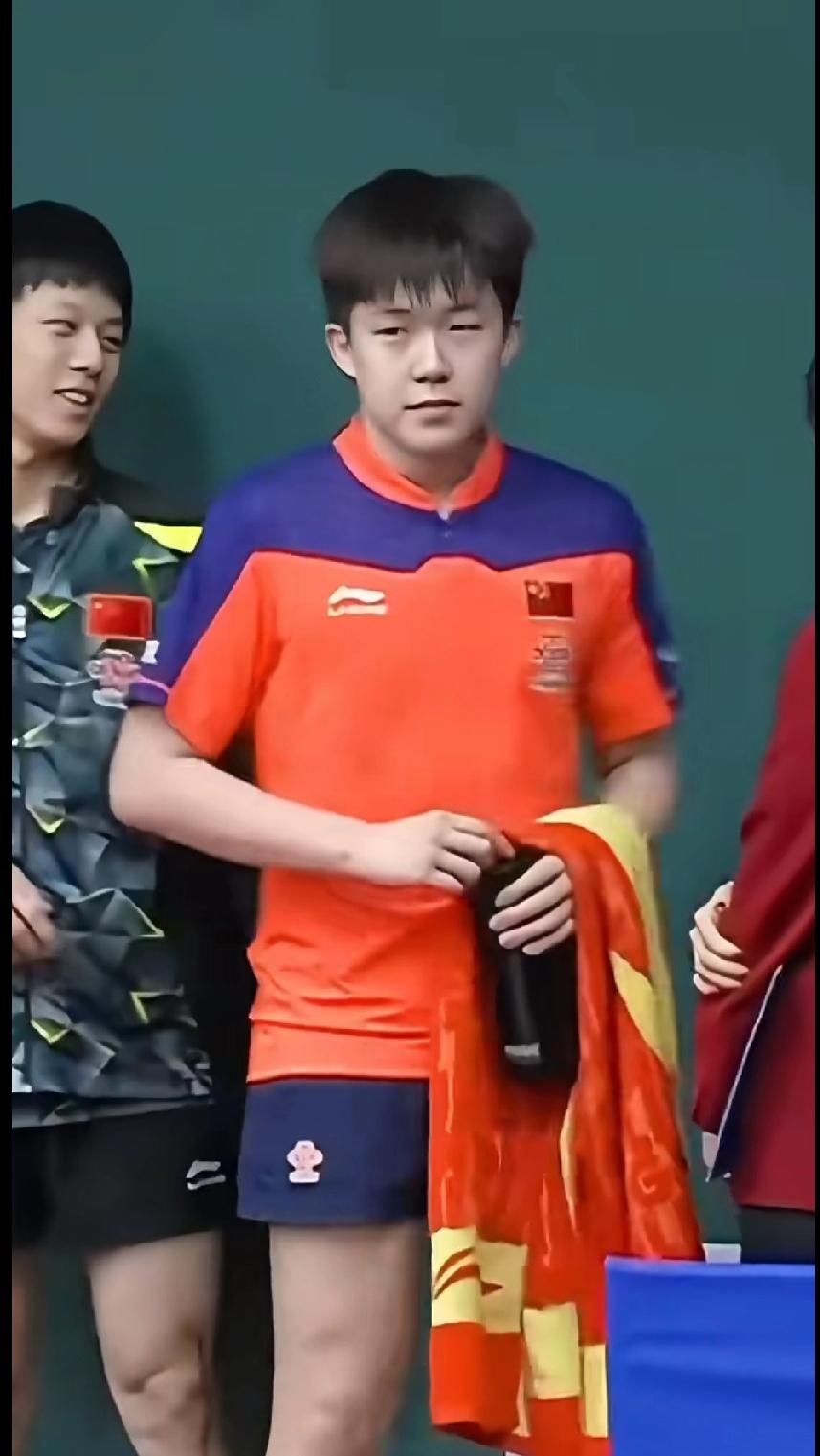 老照片考古！当年王楚钦就是个嫩头小子
 
无意间翻到国乒老照片，旁边是林高远
那