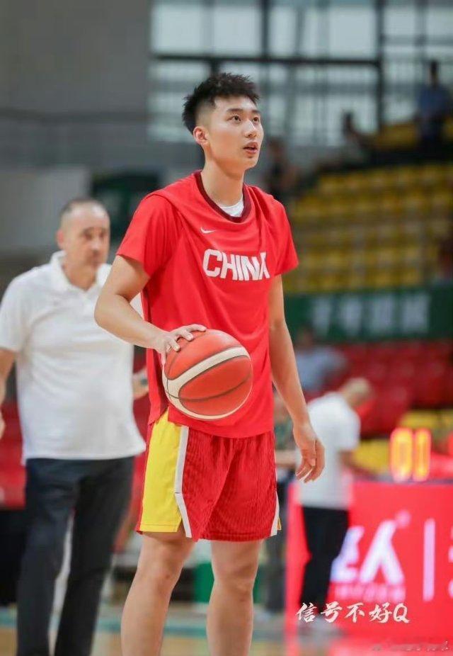 恐怖！三分命中率高达45%，我们终于迎来国产库里！看了几场四川队的球，虽然战绩拉