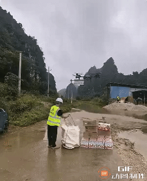 社会主义的无人机说了：我绝不允许在我的范围内还有人饿肚子。
而资本主义的无人机也