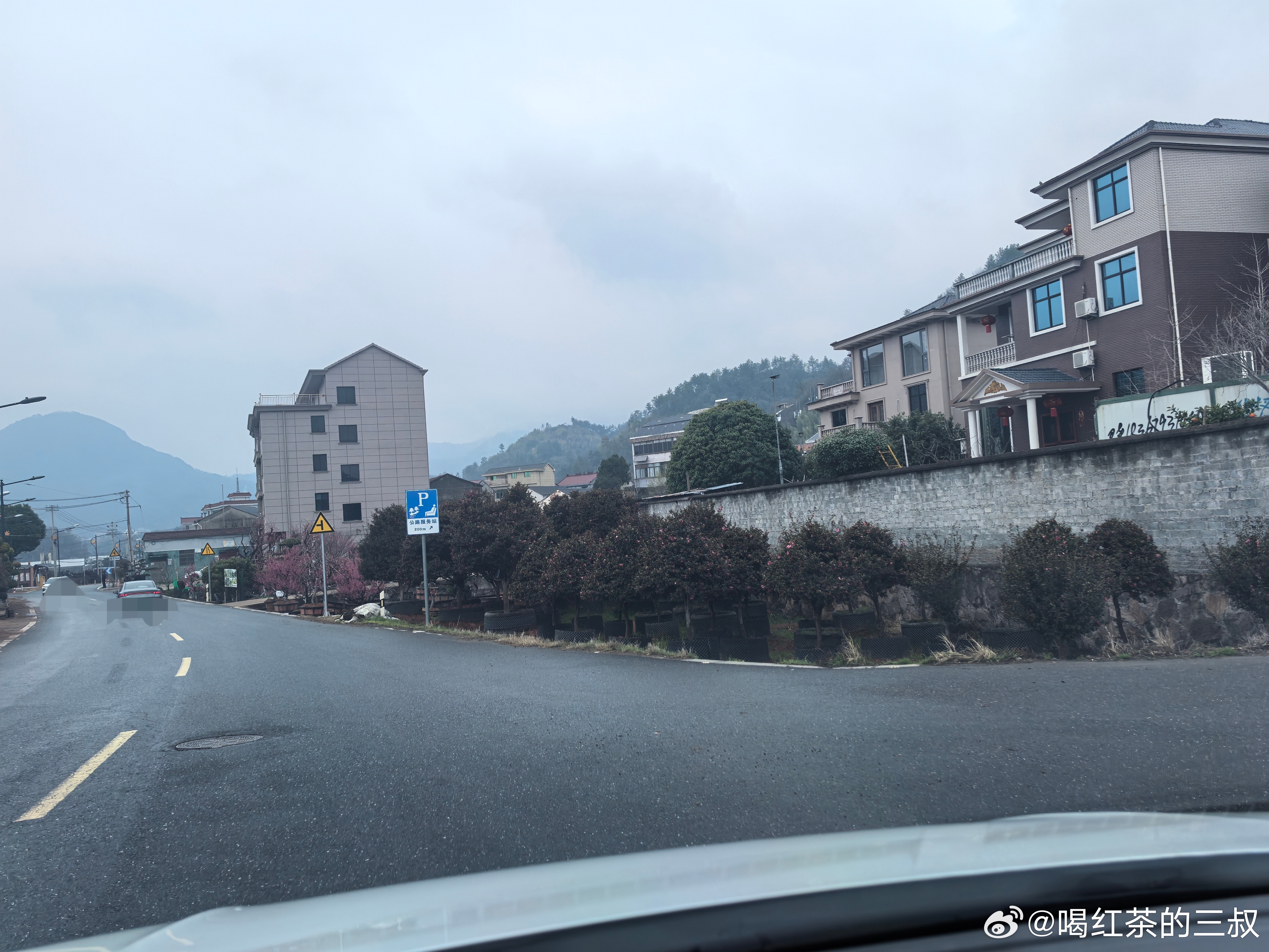 除了城乡一体的居民养老医疗体系，国家新农村建设，还投入巨资。搞了村村通（公路）工