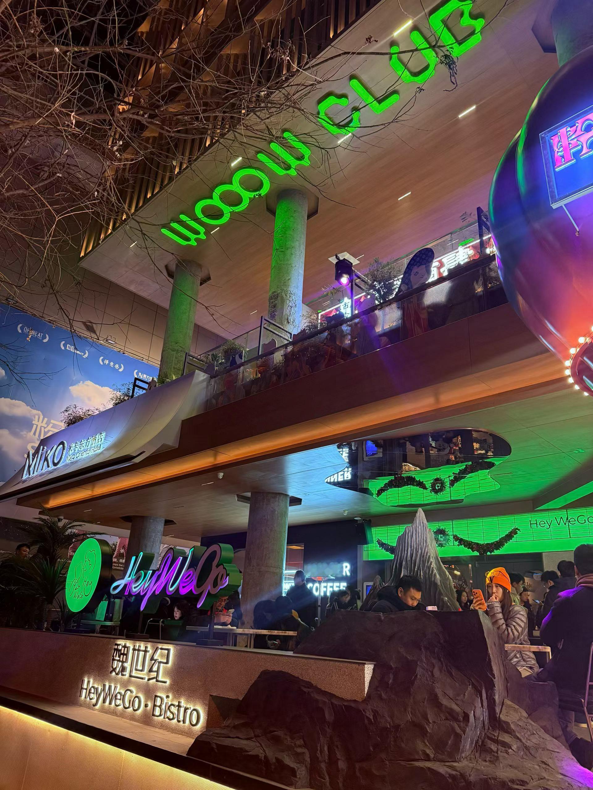 陕西的魏家凉皮挺神奇的除了凉皮难吃，剩下的东西好评都还行。比如魏斯理汉堡，量大便