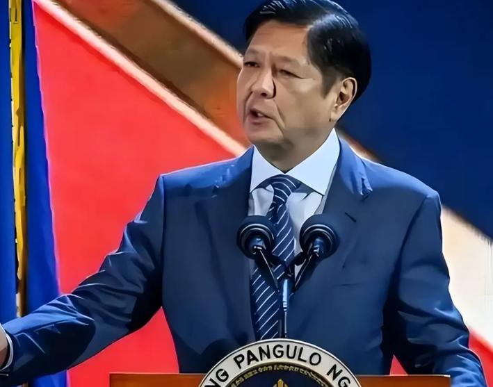 菲律宾总统探望两名负伤的菲律宾海军人员，还向二人各发放 10 万比索，折合人民币
