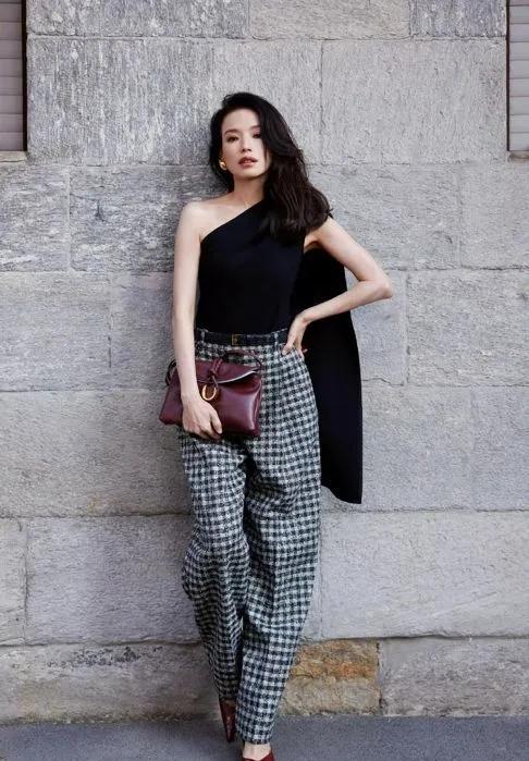 中年女人别穿得太土了！学学舒淇，一件上衣+一条裤子就赢麻了
舒淇