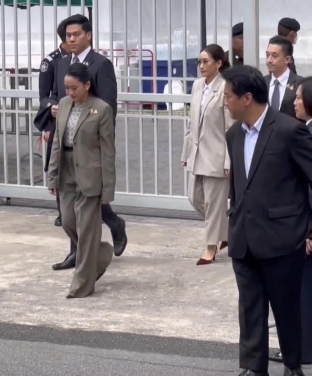 佩通坦哭了，还不得不感谢泰王，父亲他信被判刑1年，佩通坦说的这些话告诉我们一个道