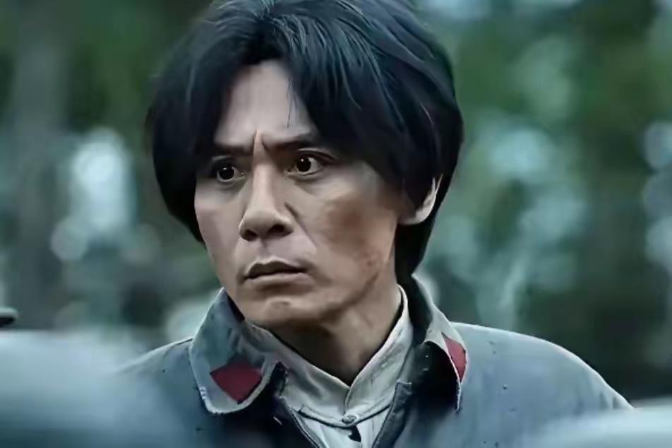 翻阅毛主席留存下来的历年照片，能清晰感受到独属于伟人的气质：神态永远沉静稳重，目