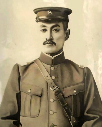 1925年11月26日，奉军第四方面军军团长姜登选被郭松龄处决，后来，韩麟春为他