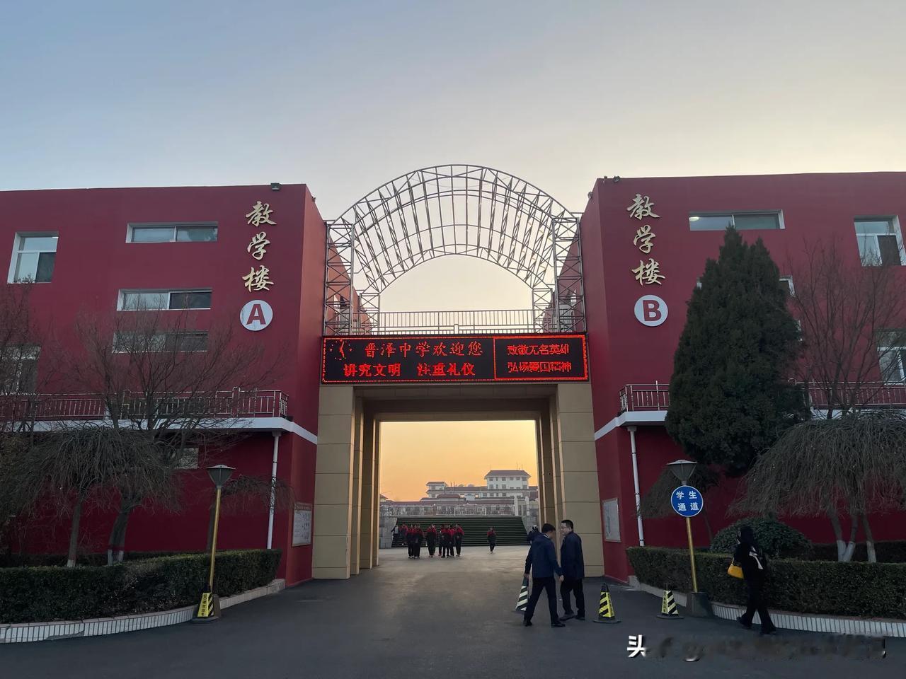 今天在晋泽探访，学校还真的是很好。

虽然硬件设施比较旧，但是管理和师资都非常不