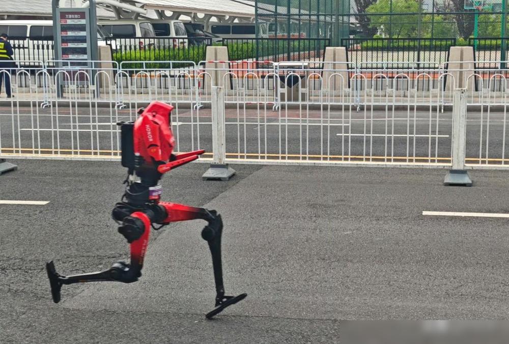 我一个姑姑，生完头胎才几个月，人眼瞅着往下瘦，结果肚子不动声色地又揣上一个。
