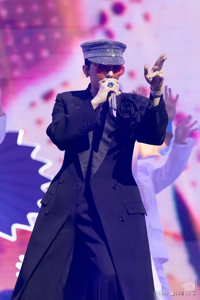 笑发财了！颁奖礼直接被权志龙玩成兄弟团建局？
刚用狂放把全场燃到蹦迪，转头就把