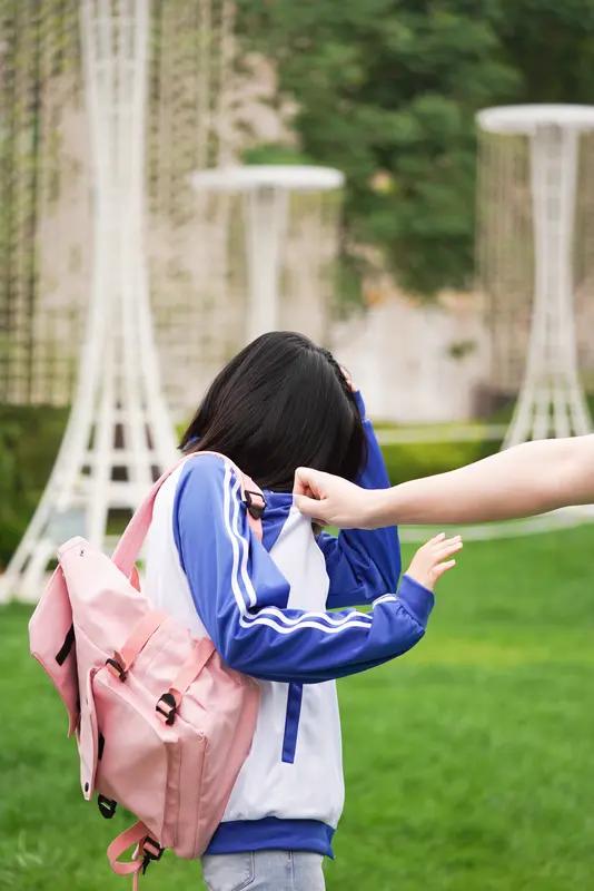 面对校园霸凌，盲目还手并非明智之举，反而可能激化矛盾，让自身陷入更危险的境地。霸