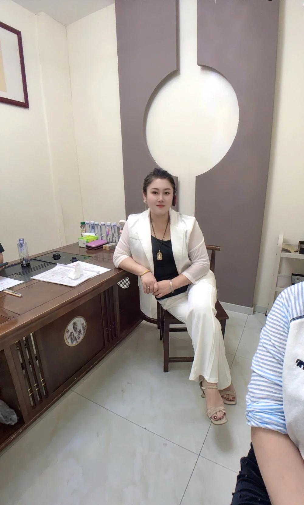 有的男人喜欢成熟女人太正常了，根本没必要有什么心理负担。
审美偏好本来就没有标准