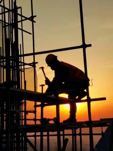 先跪着把钱挣了，再站着做选择
“世人慌慌张张，不过图碎银几两。偏偏这碎银几两，能