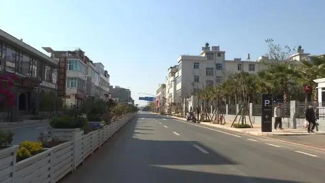 大理弥渡网民给县委书记留言：建议拆除中和路设置的中央隔离护栏优化通行及营商环境助