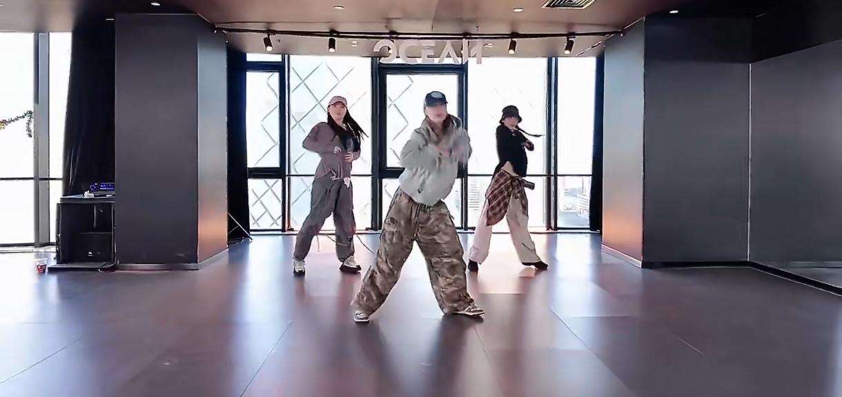 马龙妻子夏露跳舞太绝了！这才是冠军背后的顶配人生
 
马龙老婆夏露这段跳舞视频真