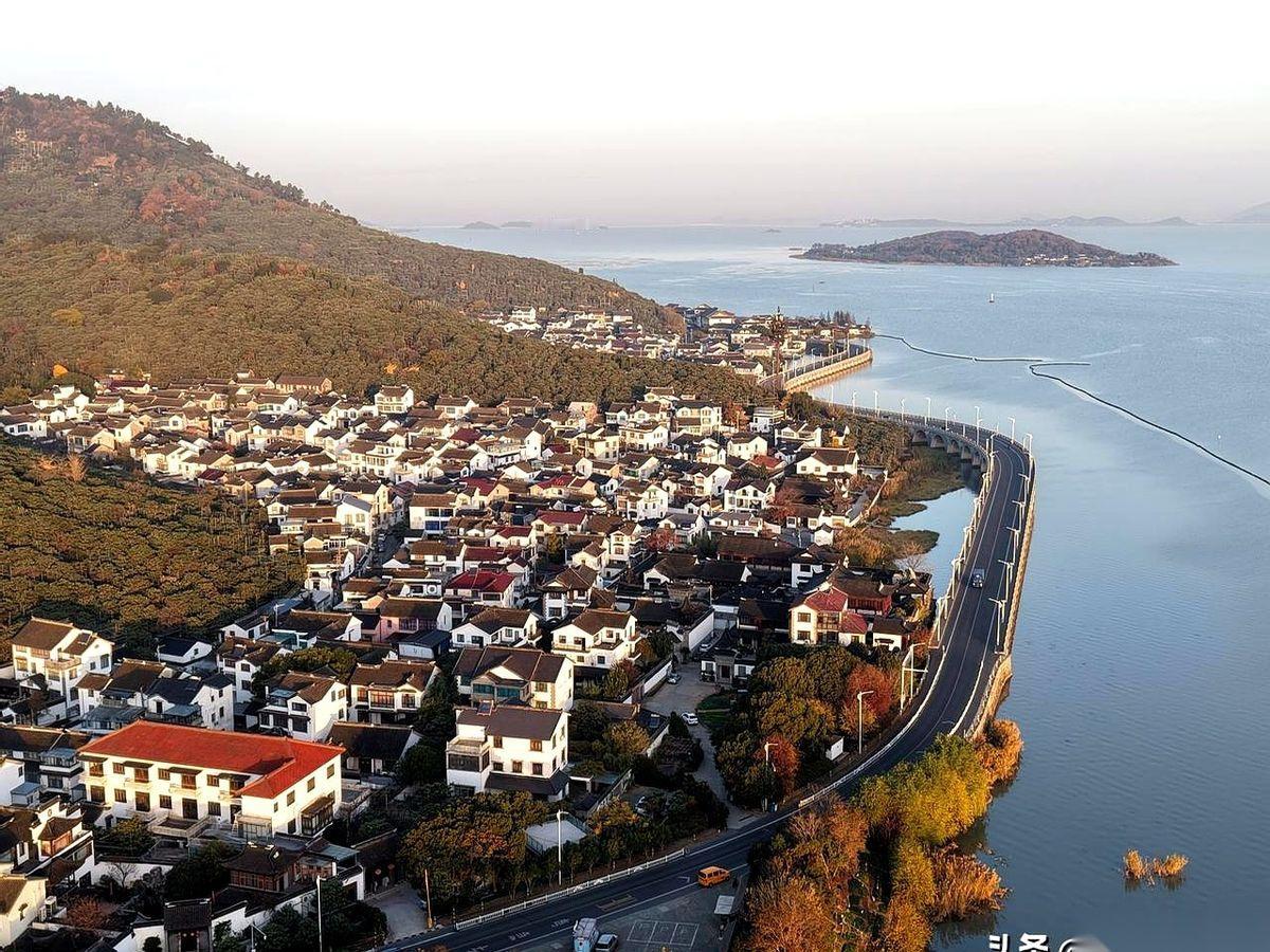 说白了，苏州最有名的那几个镇，一半是靠老天爷赏饭，另一半，是靠上海人赏饭。
这话