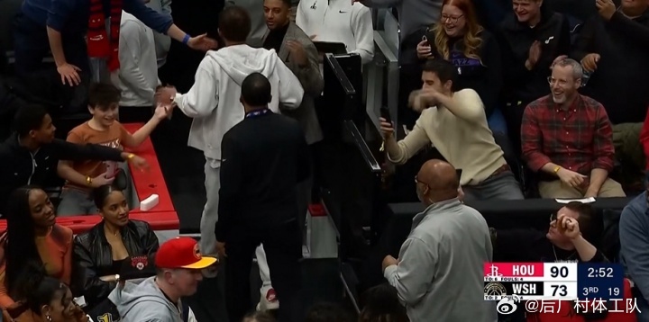 特雷杨比首秀先来的是驱逐 伊森推人，然后特雷·杨被驱逐！据Shams报道，奇才球